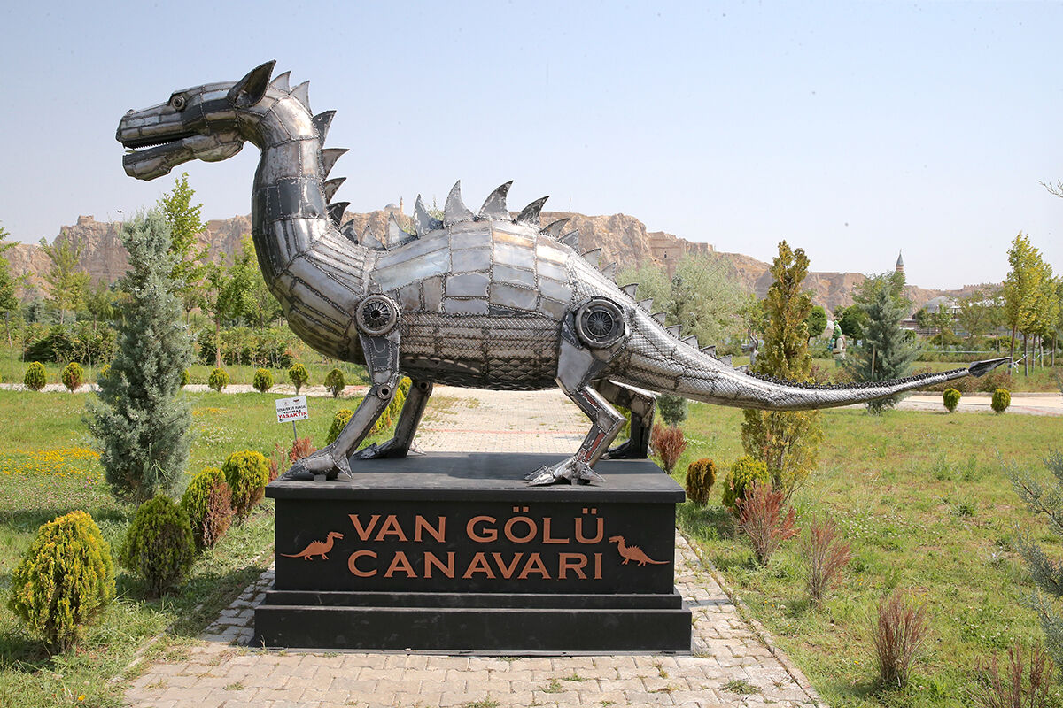 Hurdaları şehrin efsane canavarına dönüştürdü, binlerce lira kazandı Hurdaları şehrin efsane canavarına dönüştürdü, binlerce lira kazandı - 3. Resim