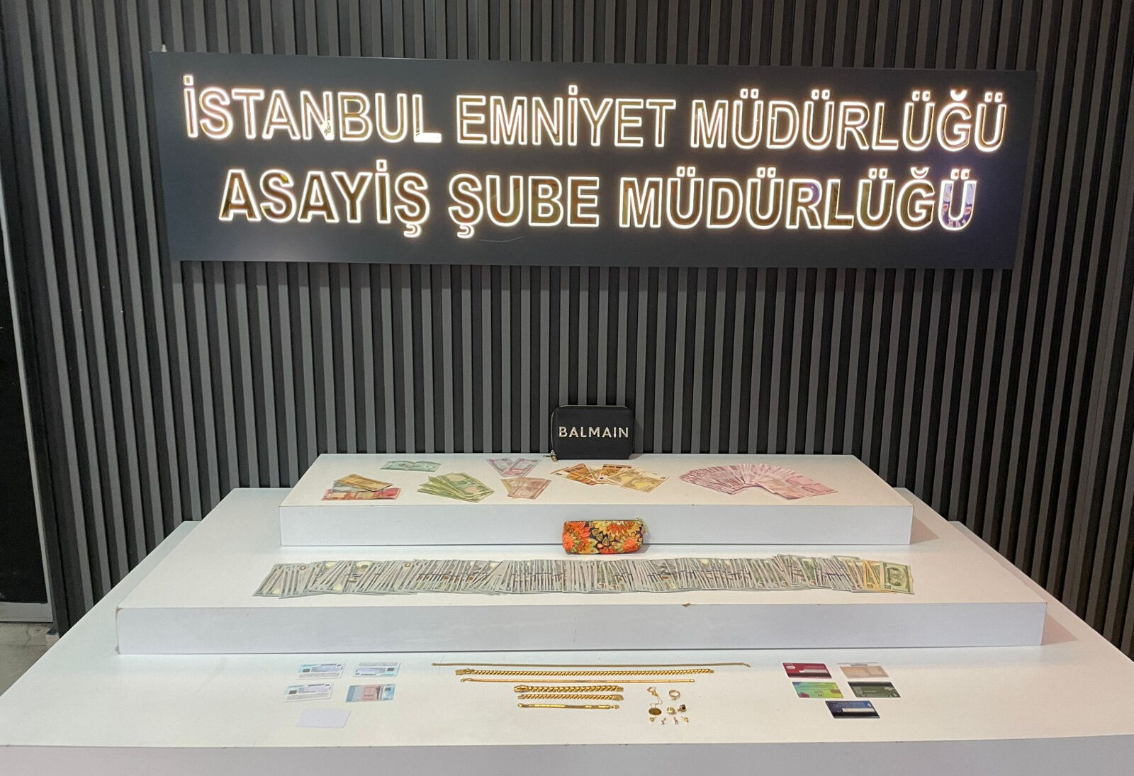 İstanbul 'bakıcı' soygunu! Ev sahibi duştayken milyonluk vurgun yaptı - 1. Resim