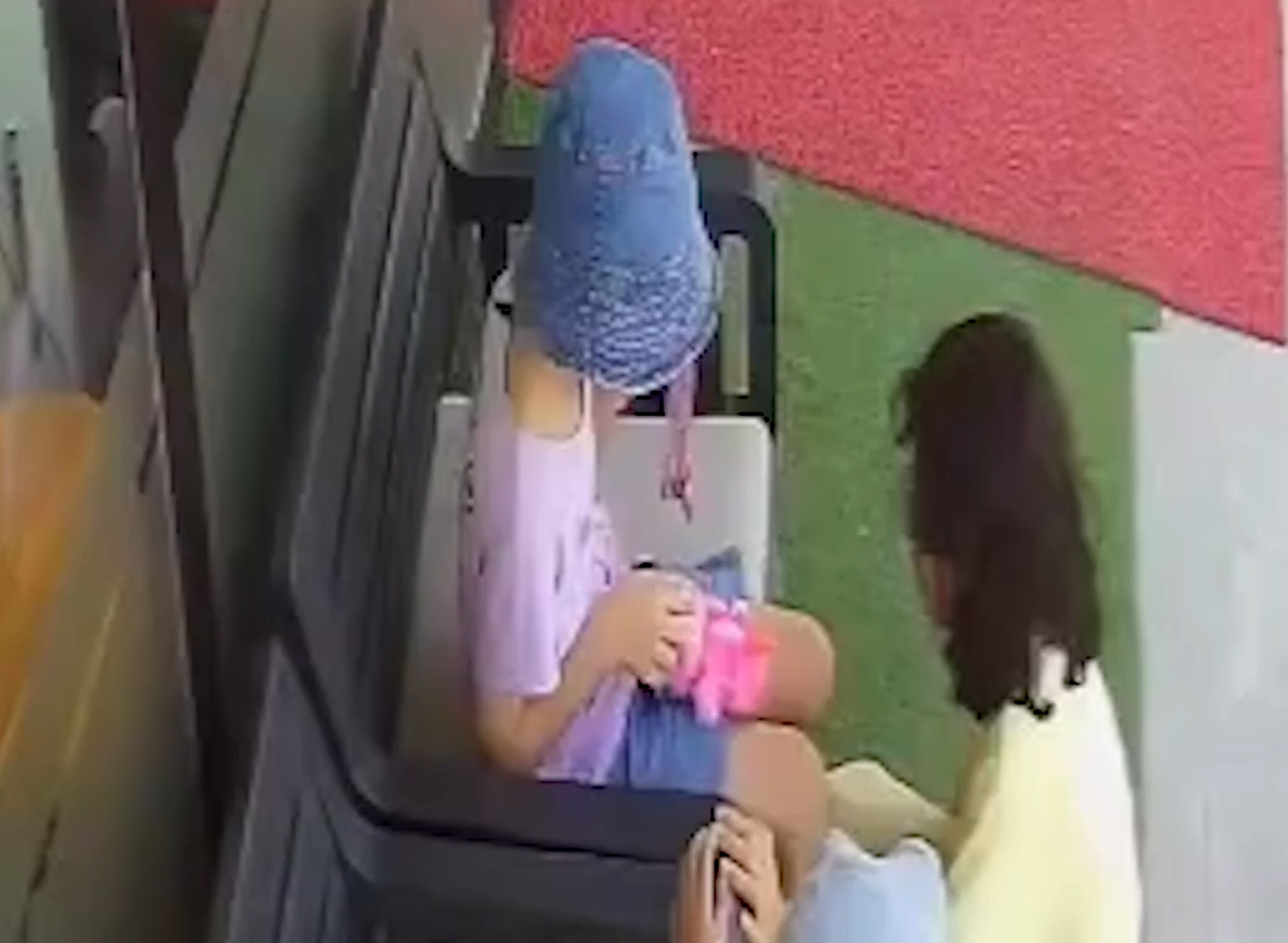 Kuaförün hayat kurtaran müdahalesi! Boğazına şeker kaçan çocuğa 'heimlich' manevrası - 1. Resim