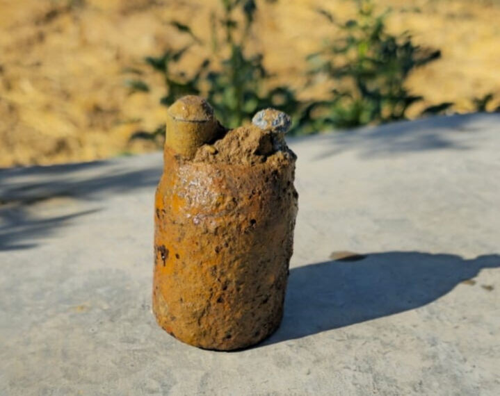 Manisa'da bir garip olay: Zeytin bahçesinde asırlık top mermisi bulundu - 1. Resim