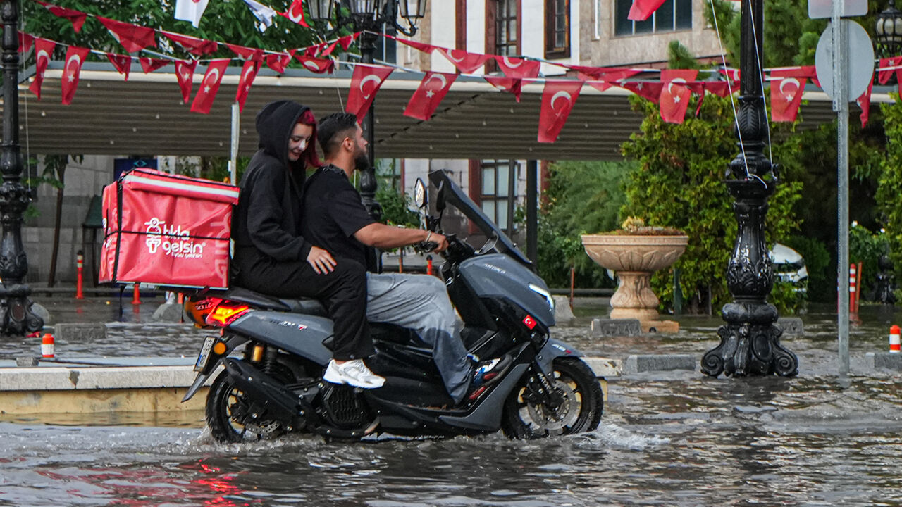 Meteoroloji günlerdir yayınlıyordu! İstanbul'da sıcaklık düştü, yağmur başladı: Yavaş, Ankaralıları uyardı Meteoroloji günlerdir yayınlıyordu! İstanbul'da sıcaklık düştü, yağmur başladı: Yavaş, Ankaralıları uyardı - 2. Resim