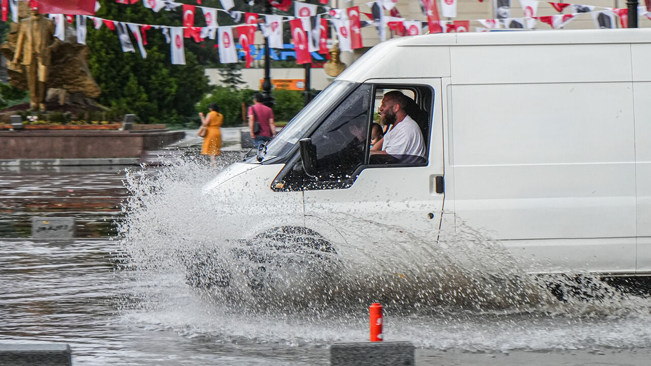 Meteoroloji günlerdir yayınlıyordu! İstanbul'da sıcaklık düştü, yağmur başladı: Yavaş, Ankaralıları uyardı Meteoroloji günlerdir yayınlıyordu! İstanbul'da sıcaklık düştü, yağmur başladı: Yavaş, Ankaralıları uyardı - 1. Resim