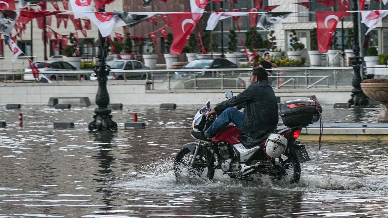 Meteoroloji günlerdir yayınlıyordu! İstanbul'da sıcaklık düştü, yağmur başladı: Yavaş, Ankaralıları uyardı Meteoroloji günlerdir yayınlıyordu! İstanbul'da sıcaklık düştü, yağmur başladı: Yavaş, Ankaralıları uyardı - 3. Resim
