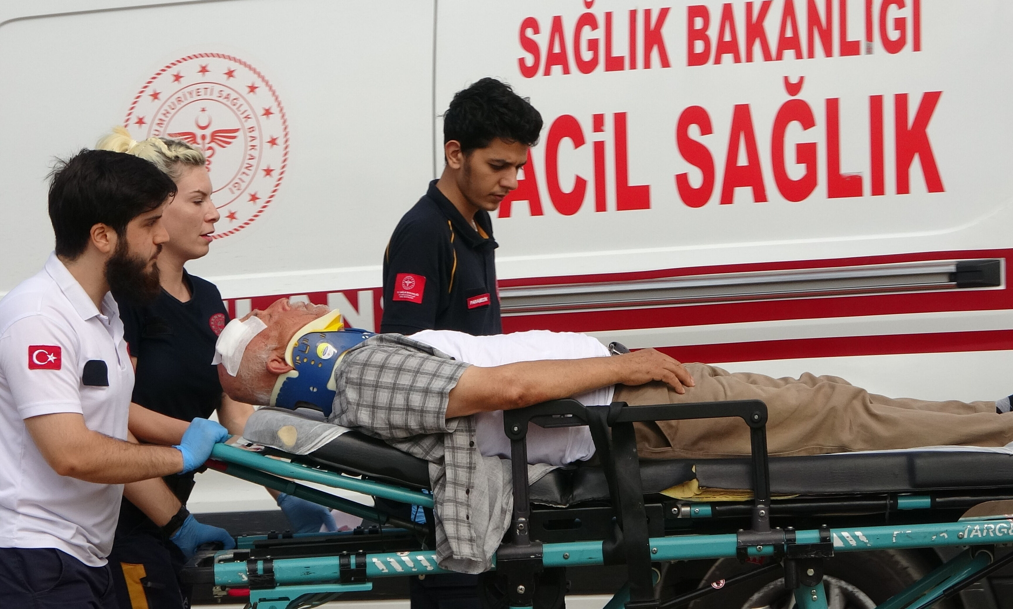 Otomobiller çarpıştı, ortalık kan gölüne döndü: 2'si çocuk 8 yaralı - 1. Resim