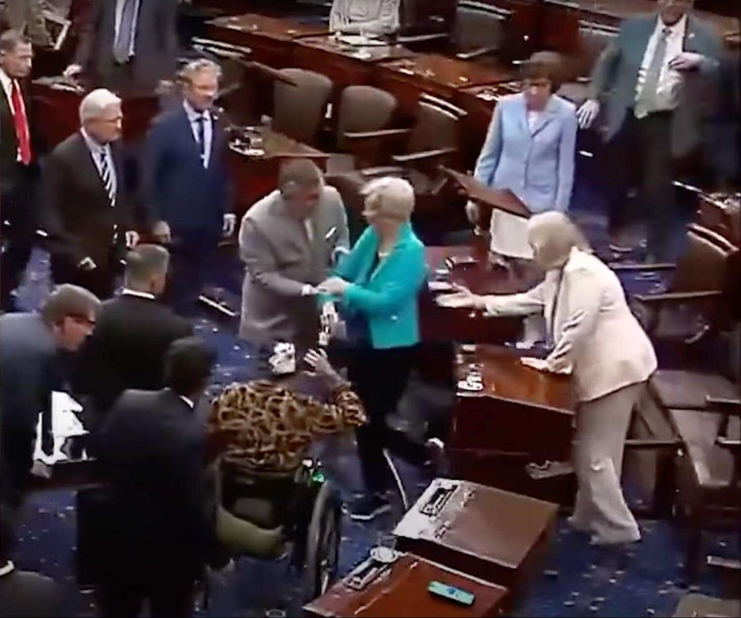 Oylamanın ortasında ABD'li Senatör Warren yere kapaklandı! Ezeli rakibinden şaşırtan hamle geldi Oylamanın ortasında ABD'li Senatör Warren yere kapaklandı! Beklenmedik isimden yardım geldi - 1. Resim