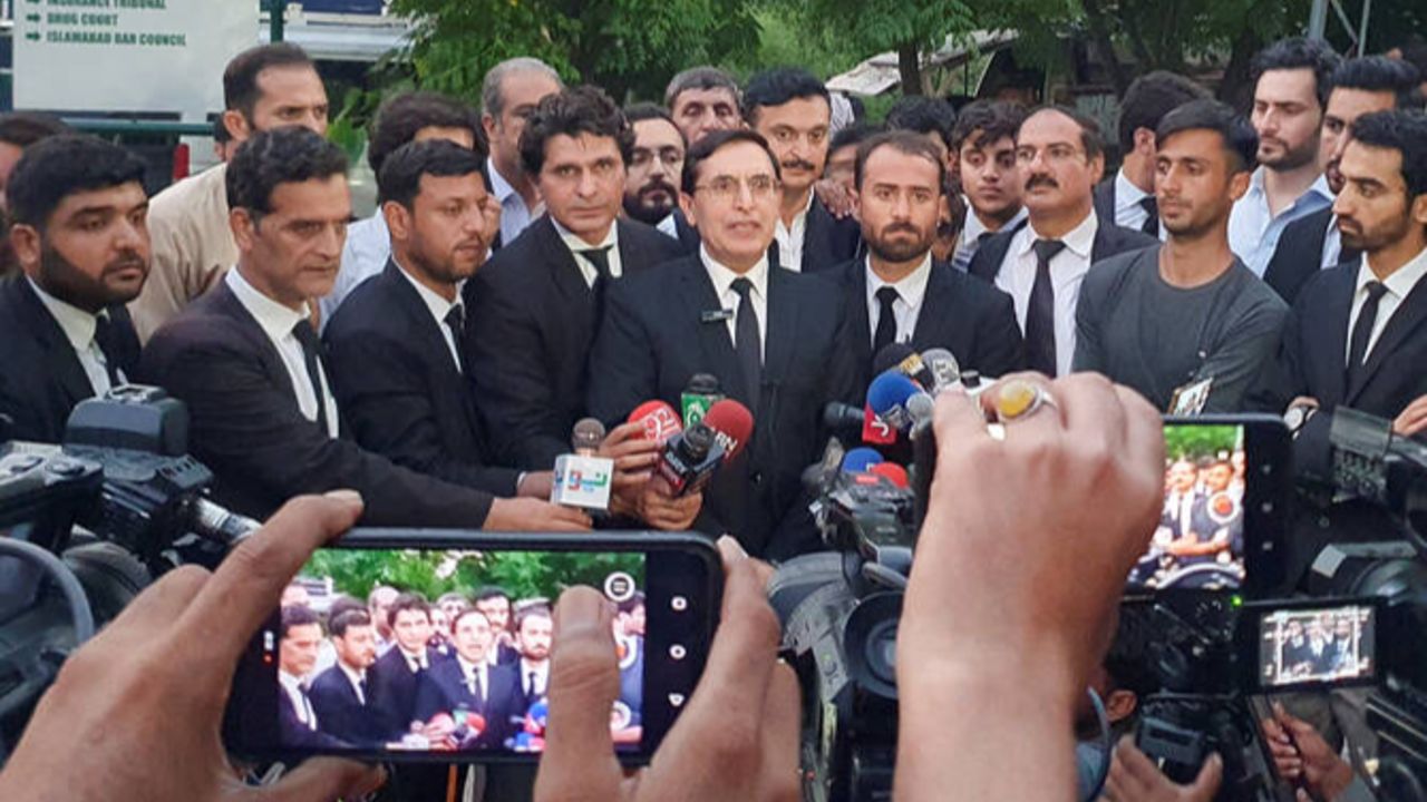Pakistan'da İmran Han'ın Partisine darbe! 108 üye tutuklandı Pakistan'da İmran Han'ın Partisine darbe! 108 üye tutuklandı