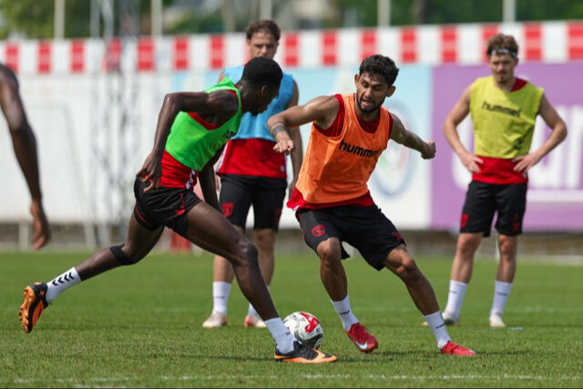 Samsunspor - Dunkerque maçı hangi kanalda, canlı yayın nerede izlenir, saat kaçta? Samsunspor hazırlık maçı bu akşam! Samsunspor - Dunkerque maçı canlı yayın nerede izlenir, hangi kanalda, saat kaçta? Samsunspor hazırlık maçı bu akşam! - 2. Resim