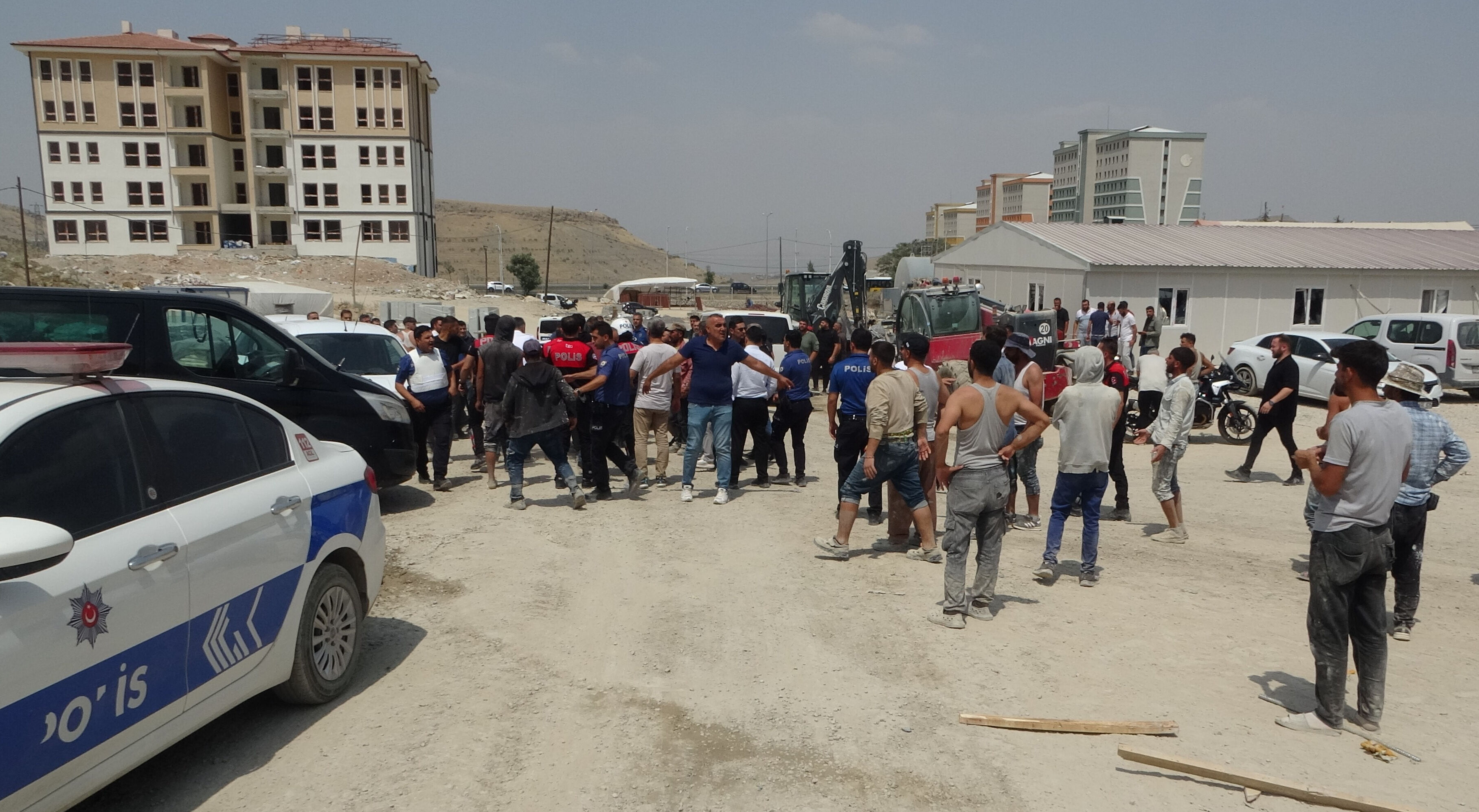 Şantiyede ortalık karıştı, çok sayıda kişi yaralandı! Gözaltılar var - 2. Resim