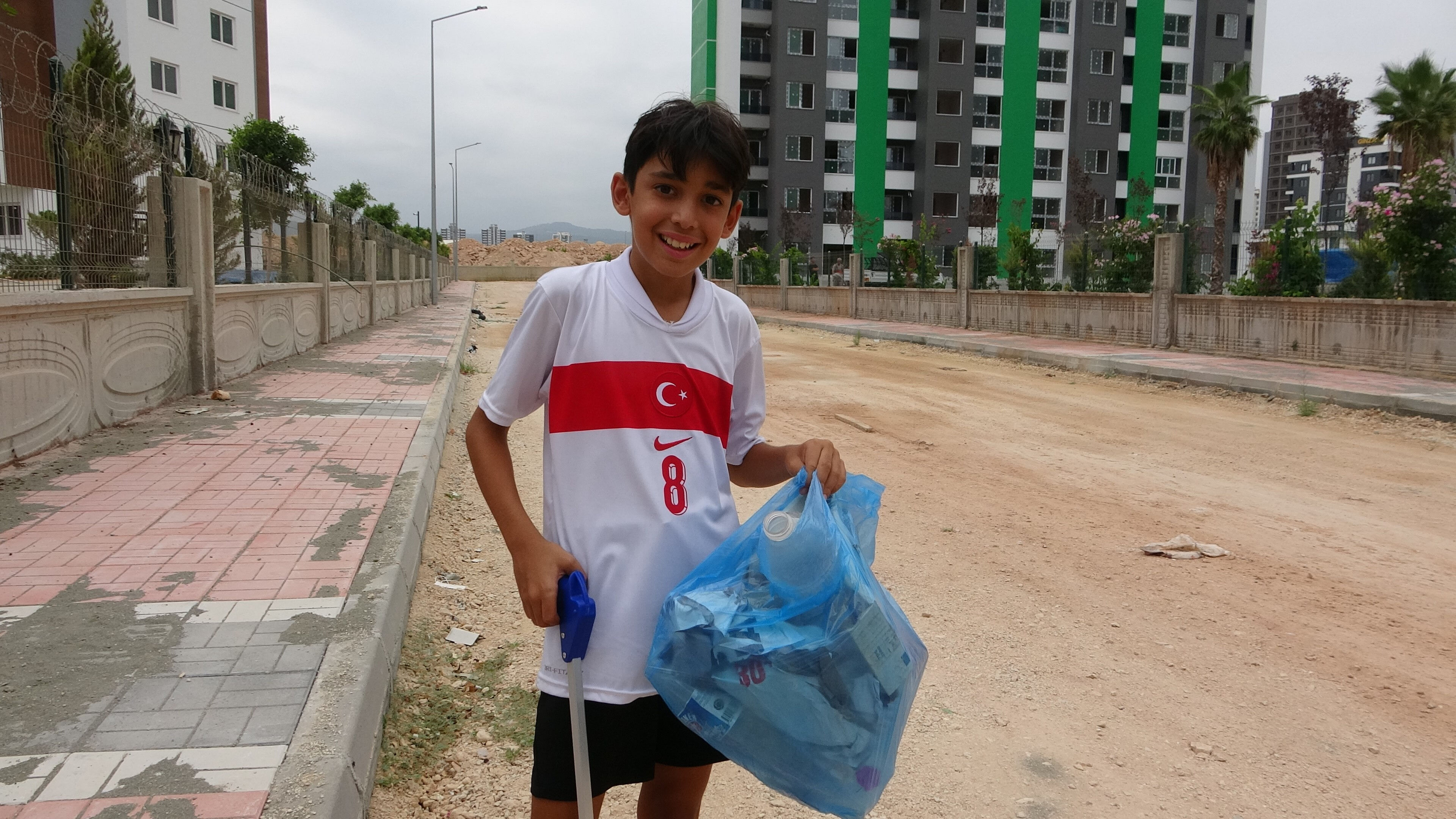 'Takipçim kadar çöp topluyorum' diyerek milyonlara ulaştı! Sosyal medya onu konuşuyor 'Takipçim kadar çöp topluyorum' diyerek milyonlara ulaştı! Sosyal medya onu konuşuyor - 1. Resim
