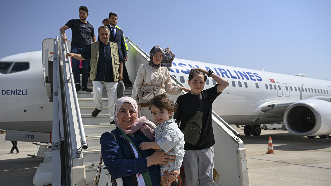 THY uçağı 13 yıl aradan sonra yeniden Halep'te! İlk sefer yapıldı THY uçağı 13 yıl aradan sonra yeniden Halep'te! İlk sefer yapıldı - 3. Resim