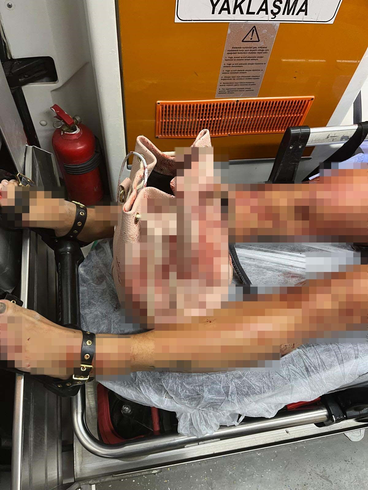 Uzaklaştırma kararı aldığı eşi dehşeti yaşatmıştı... Yaşadığı korkuyu anlattı! "Kapattım, o vurmaya devam etti" Uzaklaştırma kararı aldığı eşi dehşeti yaşatmıştı... Yaşadığı korkuyu anlattı! "Kapattım, o vurmaya devam etti" - 1. Resim