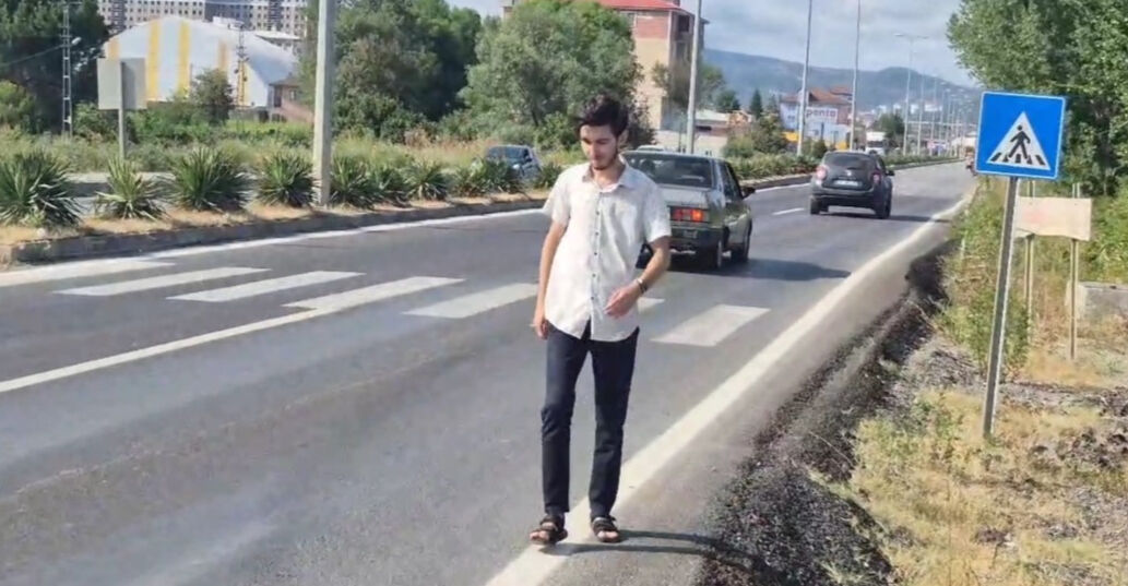 Yaya geçidi var, yürüyecekleri yol yok! Bu kentte vatandaşlar isyanda Yaya geçidi var, yürüyecekleri yol yok! Bu kentte vatandaşlar isyanda - 1. Resim
