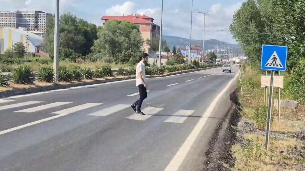 Yaya geçidi var, yürüyecekleri yol yok! Bu kentte vatandaşlar isyanda Yaya geçidi var, yürüyecekleri yol yok! Bu kentte vatandaşlar isyanda - 3. Resim