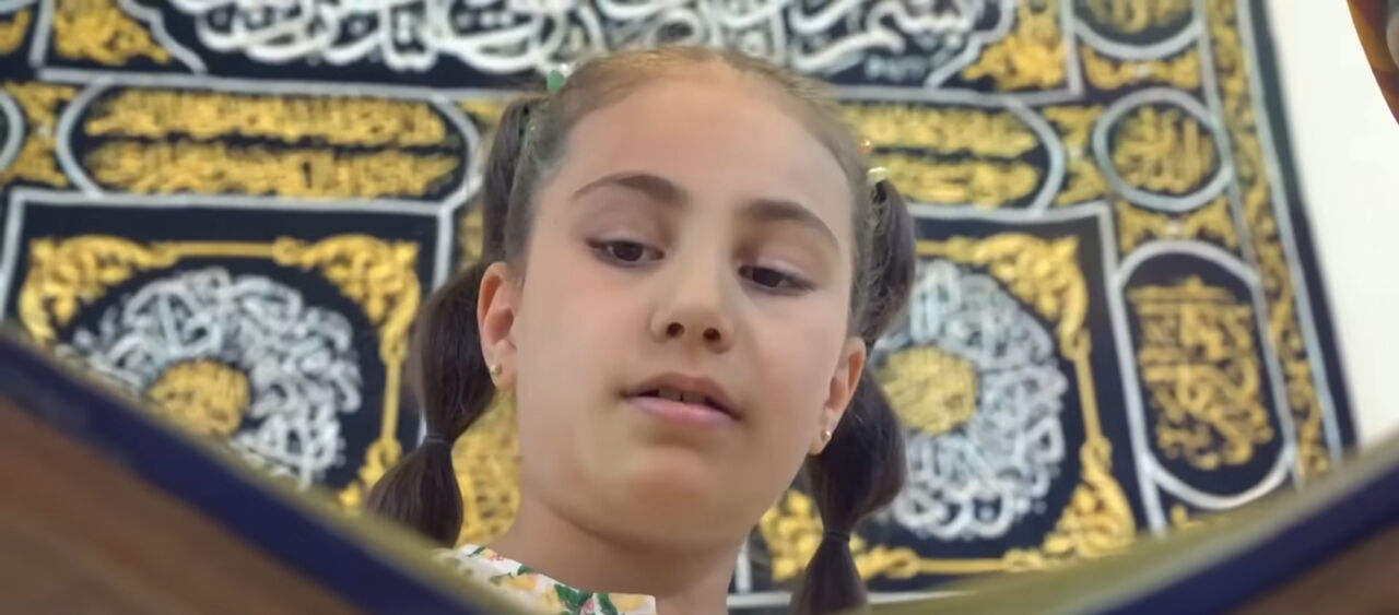 "Yerinde Dur" şarkısına camide danslı klip! Görüntüler tepki topladı - 2. Resim