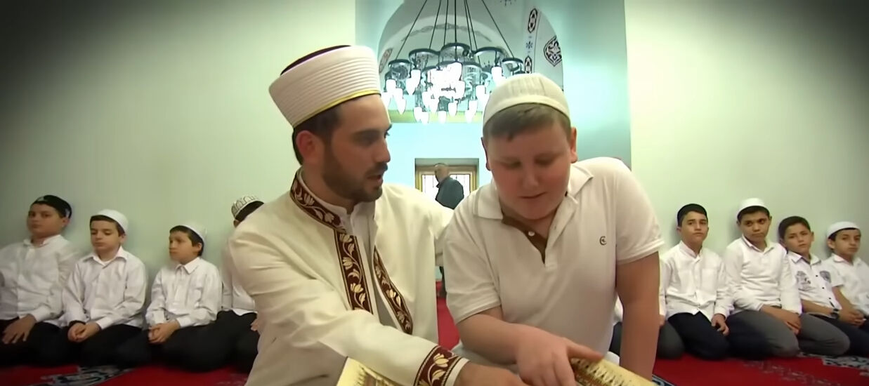 "Yerinde Dur" şarkısına camide danslı klip! Görüntüler tepki topladı - 1. Resim