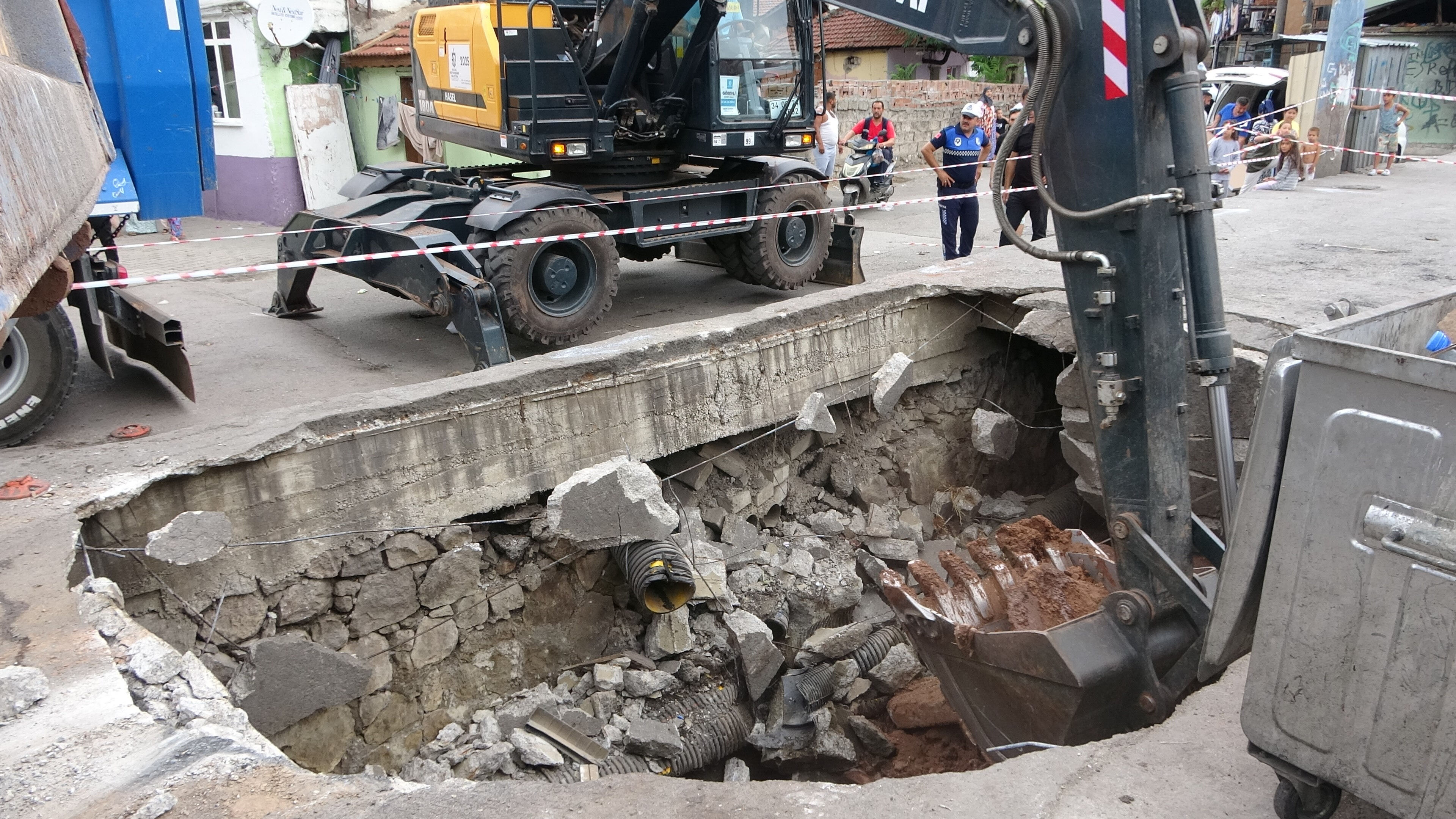 Beton zemin çöktü, hafriyat kamyonu içine düştü - 1. Resim