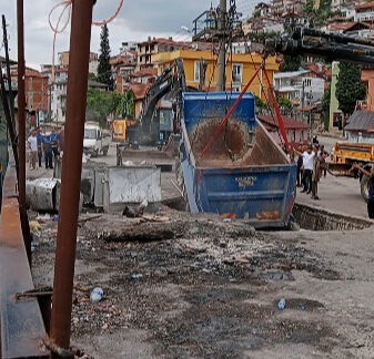 Beton zemin çöktü, hafriyat kamyonu içine düştü - 2. Resim