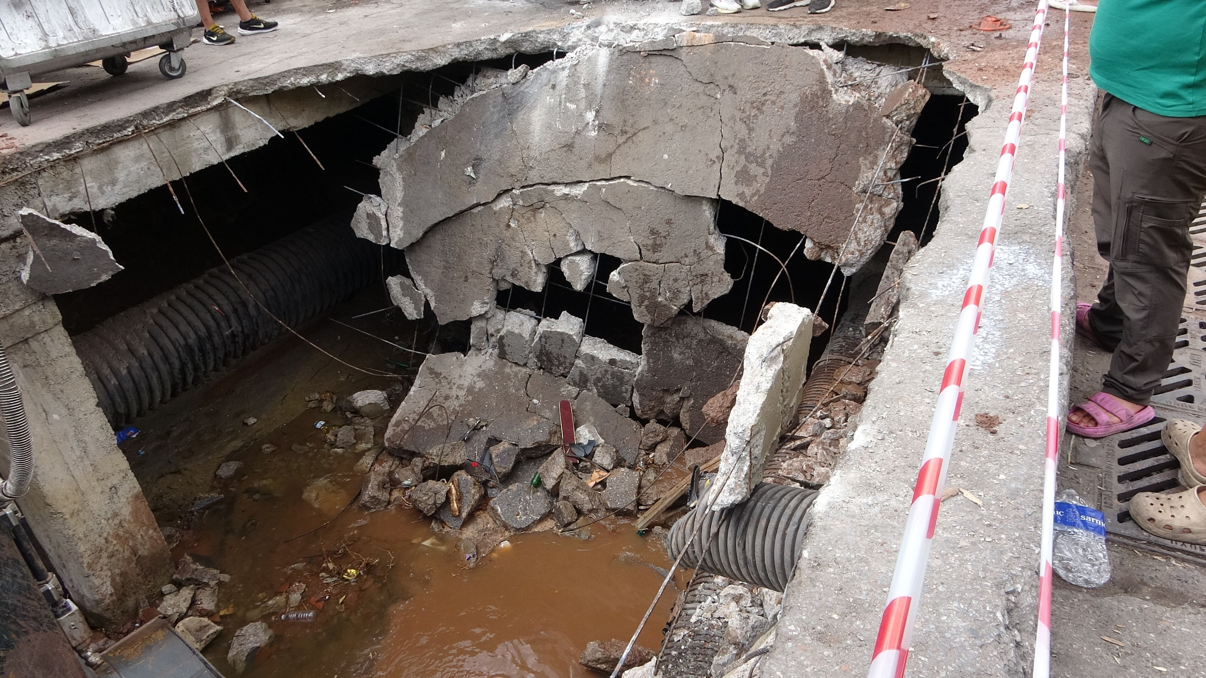 Beton zemin çöktü, hafriyat kamyonu içine düştü - 3. Resim