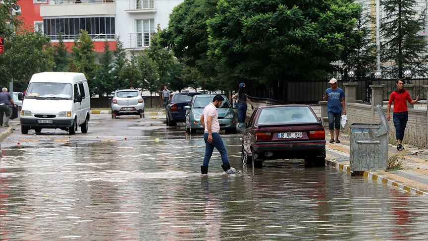Denizli'de bir anda bastıran sağanak hayatı felç etti! Vatandaşlar yollarda mahsur kaldı Denizli'de bir anda bastıran sağanak hayatı felç etti! Vatandaşlar yollarda mahsur kaldı - 1. Resim