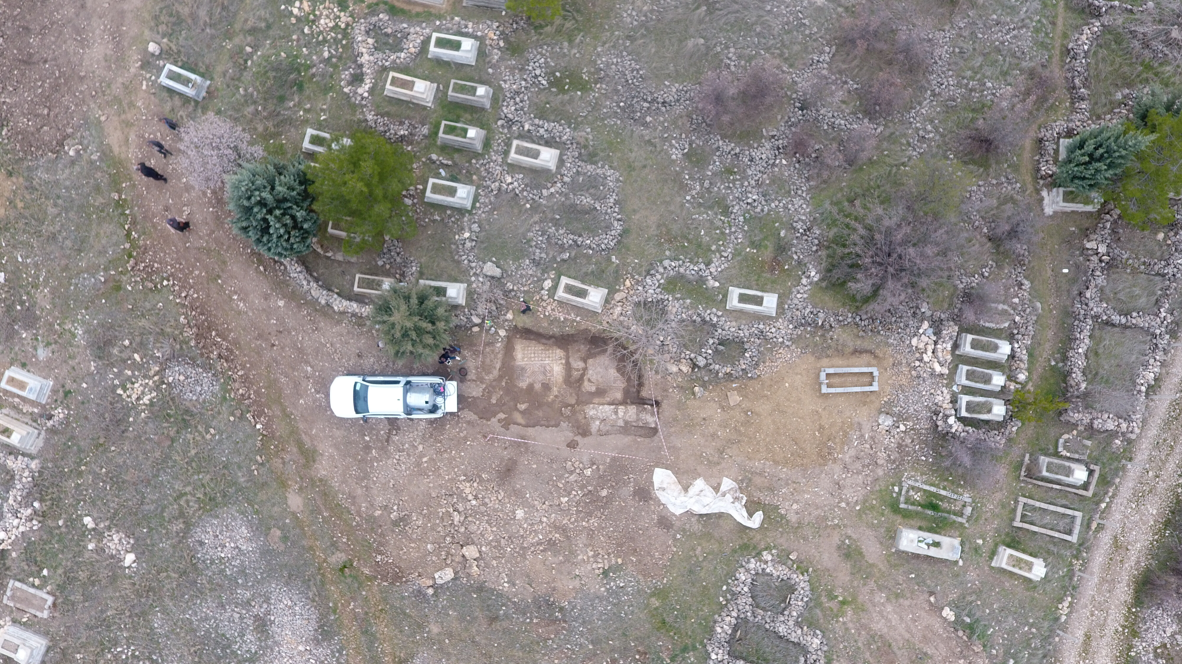 Diyarbakır'da mezarlıkta bulundu! Haç motifi bulunan  Diyarbakır'da mezarlıkta bulundu! Haç motifi bulunan