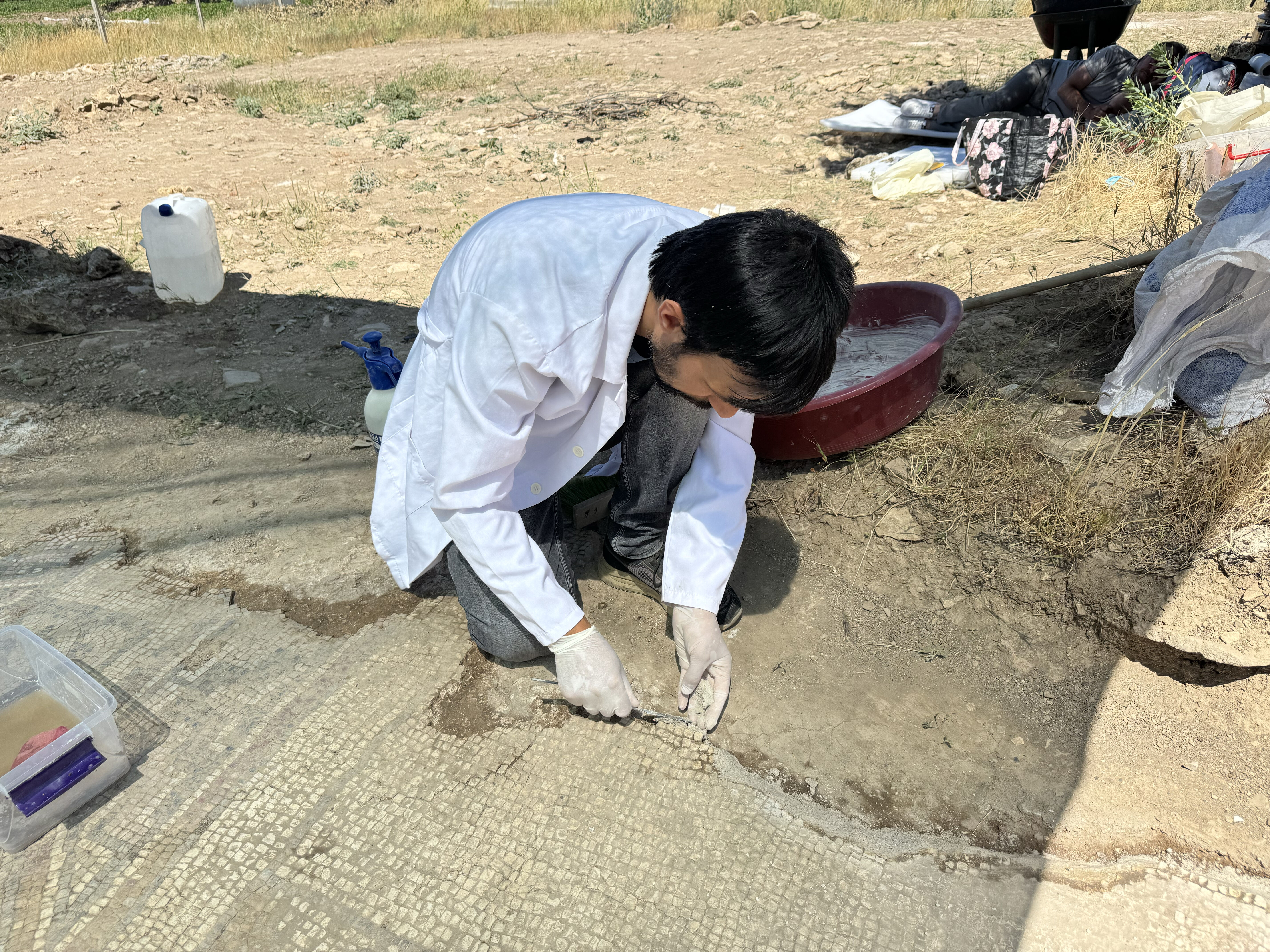 Diyarbakır'da mezarlıkta bulundu! Haç motifi bulunan  Diyarbakır'da mezarlıkta bulundu! Haç motifi bulunan