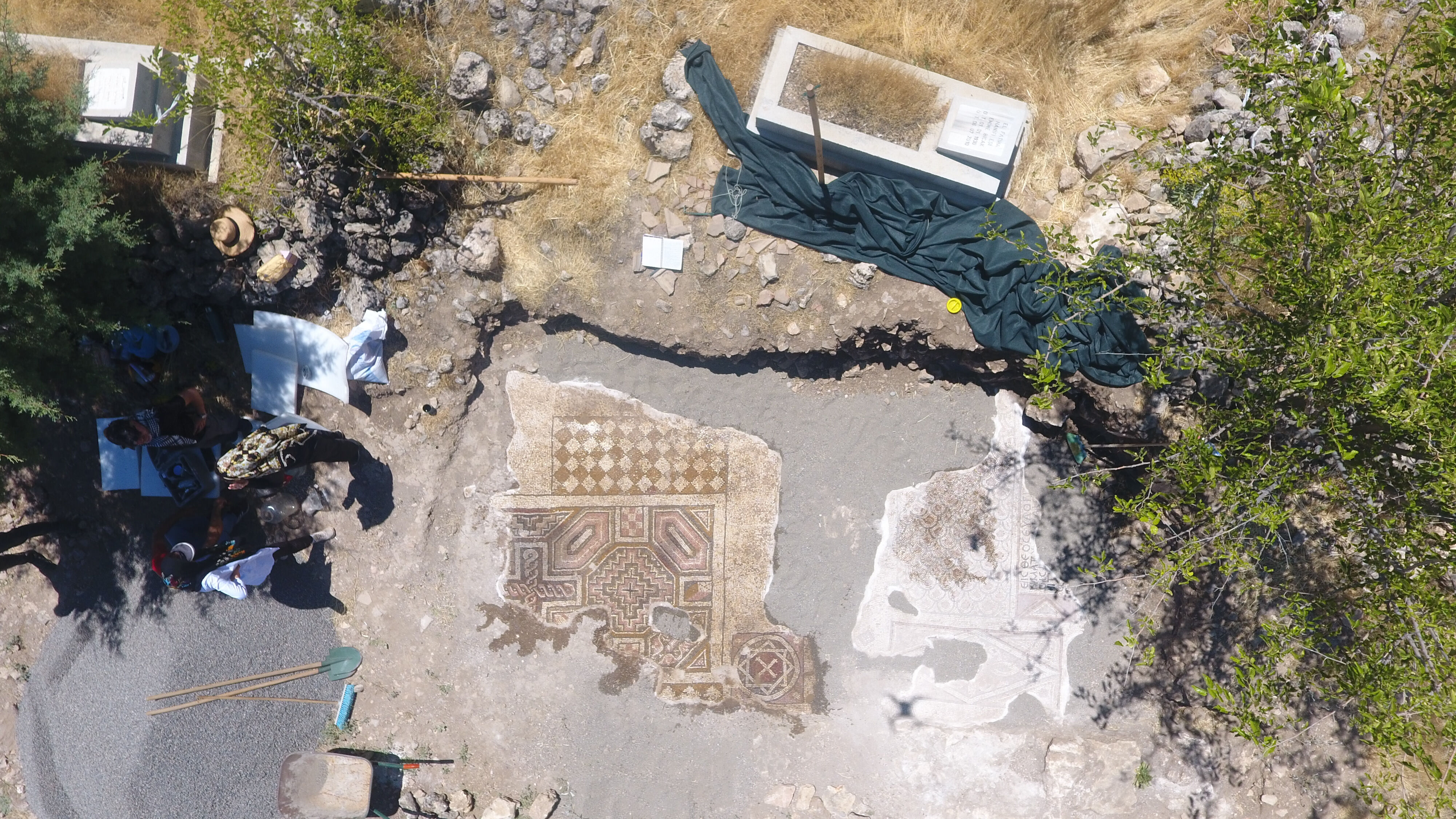 Diyarbakır'da mezarlıkta bulundu! Haç motifi bulunan  Diyarbakır'da mezarlıkta bulundu! Haç motifi bulunan