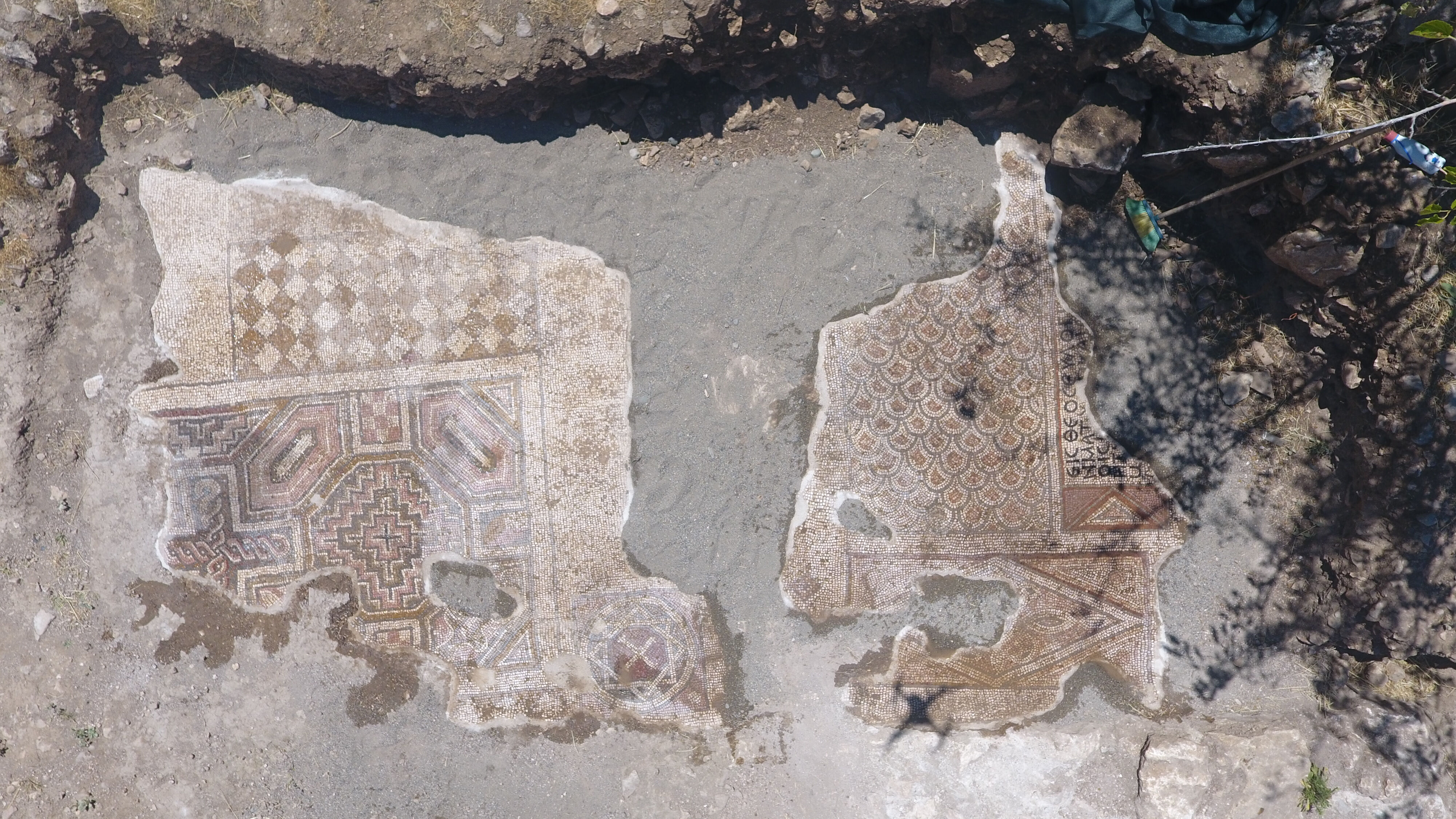 Diyarbakır'da mezarlıkta bulundu! Haç motifi bulunan  Diyarbakır'da mezarlıkta bulundu! Haç motifi bulunan