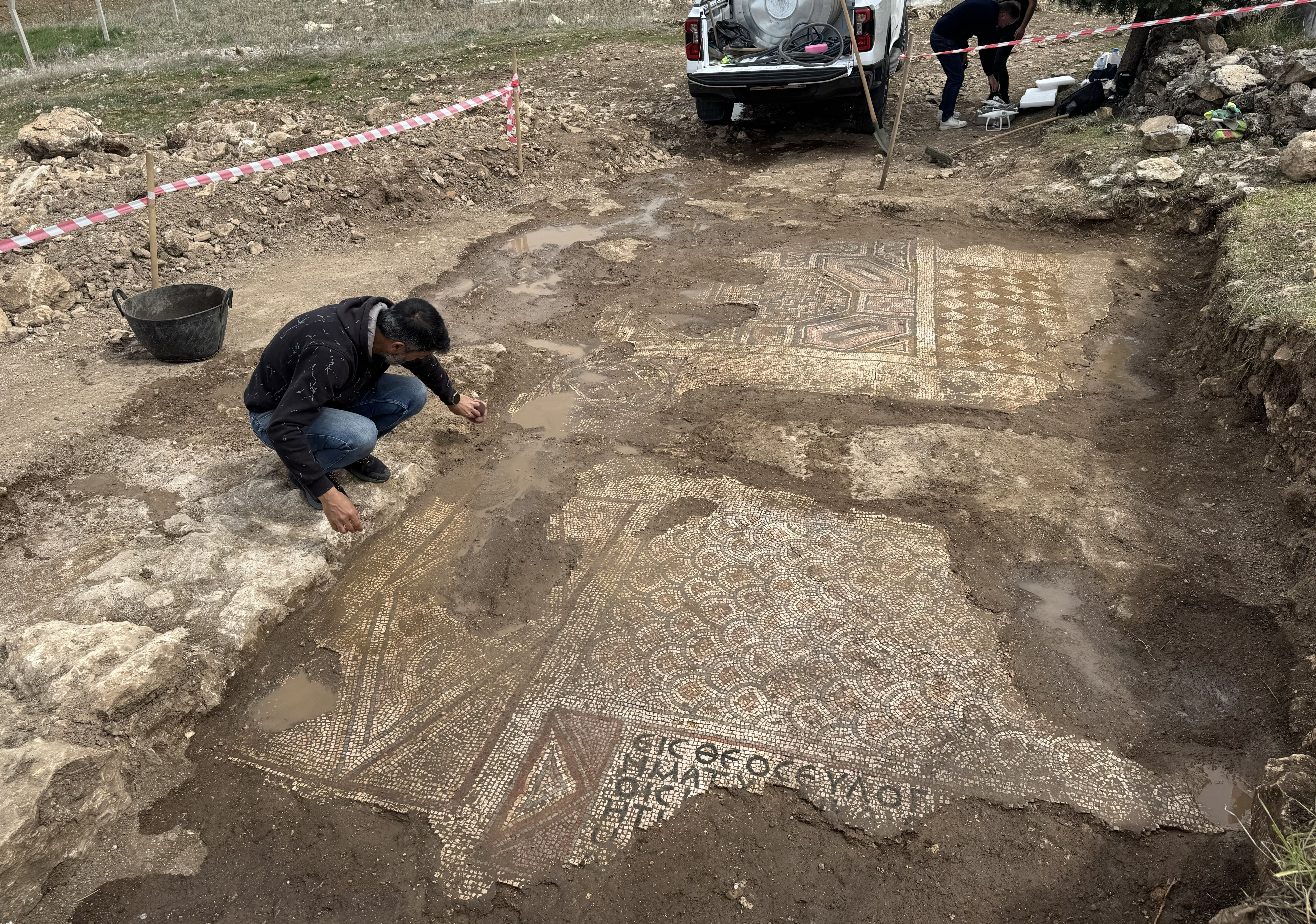 Diyarbakır'da mezarlıkta bulundu! Haç motifi bulunan  Diyarbakır'da mezarlıkta bulundu! Haç motifi bulunan