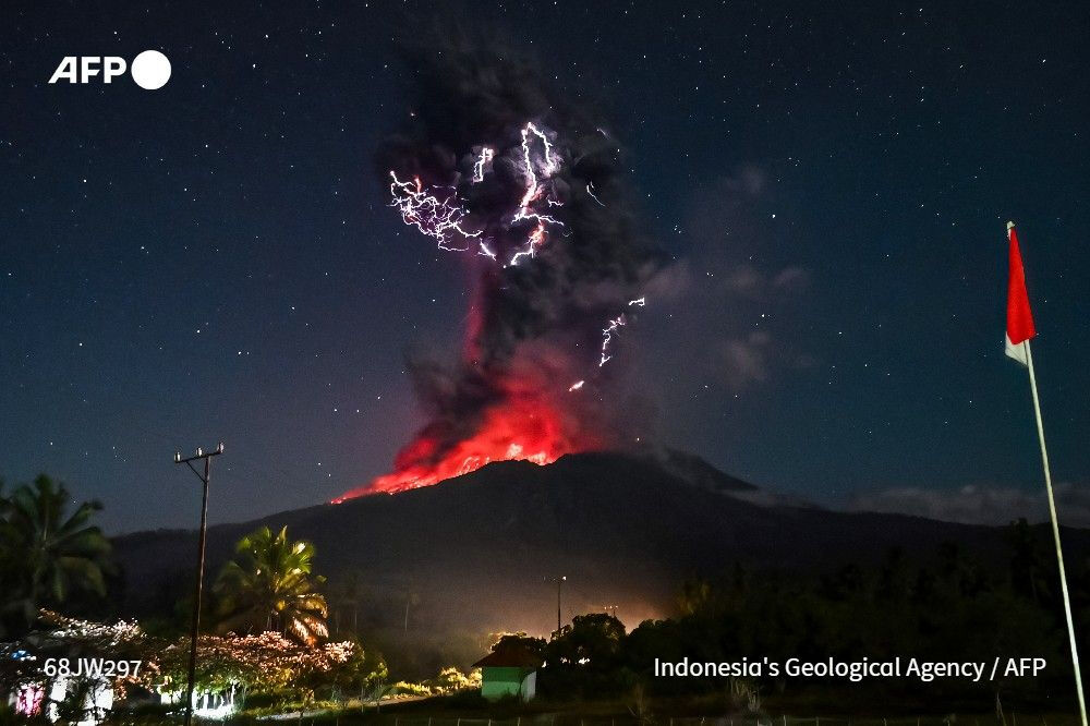 Dün 10, bugün 19 kilometre püskürttü! 2 gün üst üste patladı, gökyüzünden kül yağdı Dün 10, bugün 19 kilometre püskürttü! 2 gün üst üste patladı, gökyüzünden kül yağdı - 2. Resim