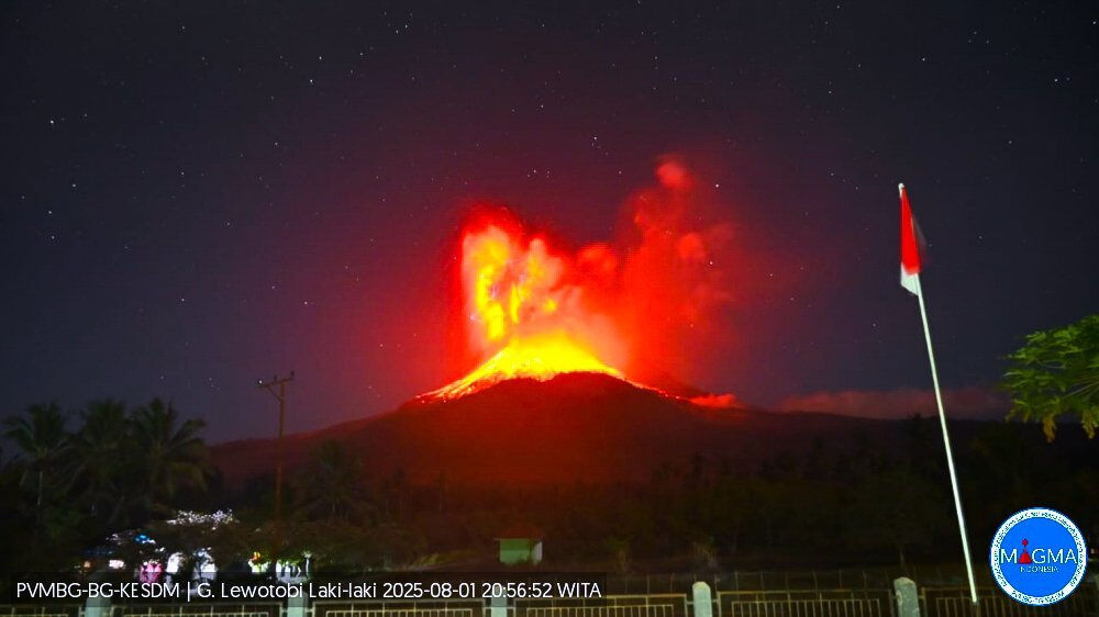 Dün 10, bugün 19 kilometre püskürttü! 2 gün üst üste patladı, gökyüzünden kül yağdı Dün 10, bugün 19 kilometre püskürttü! 2 gün üst üste patladı, gökyüzünden kül yağdı - 1. Resim