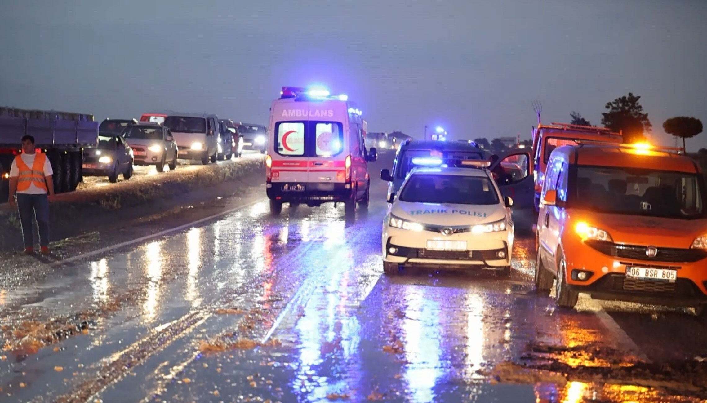 Düşecek mi çıkacak mı? 7 ilde kavrulduk, 3 il sele teslim - 3. Resim