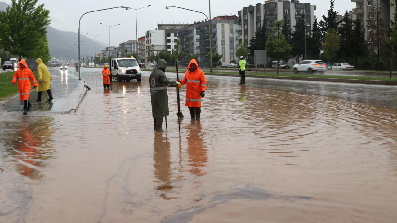 Düşecek mi çıkacak mı? 7 ilde kavrulduk, 3 il sele teslim - 2. Resim