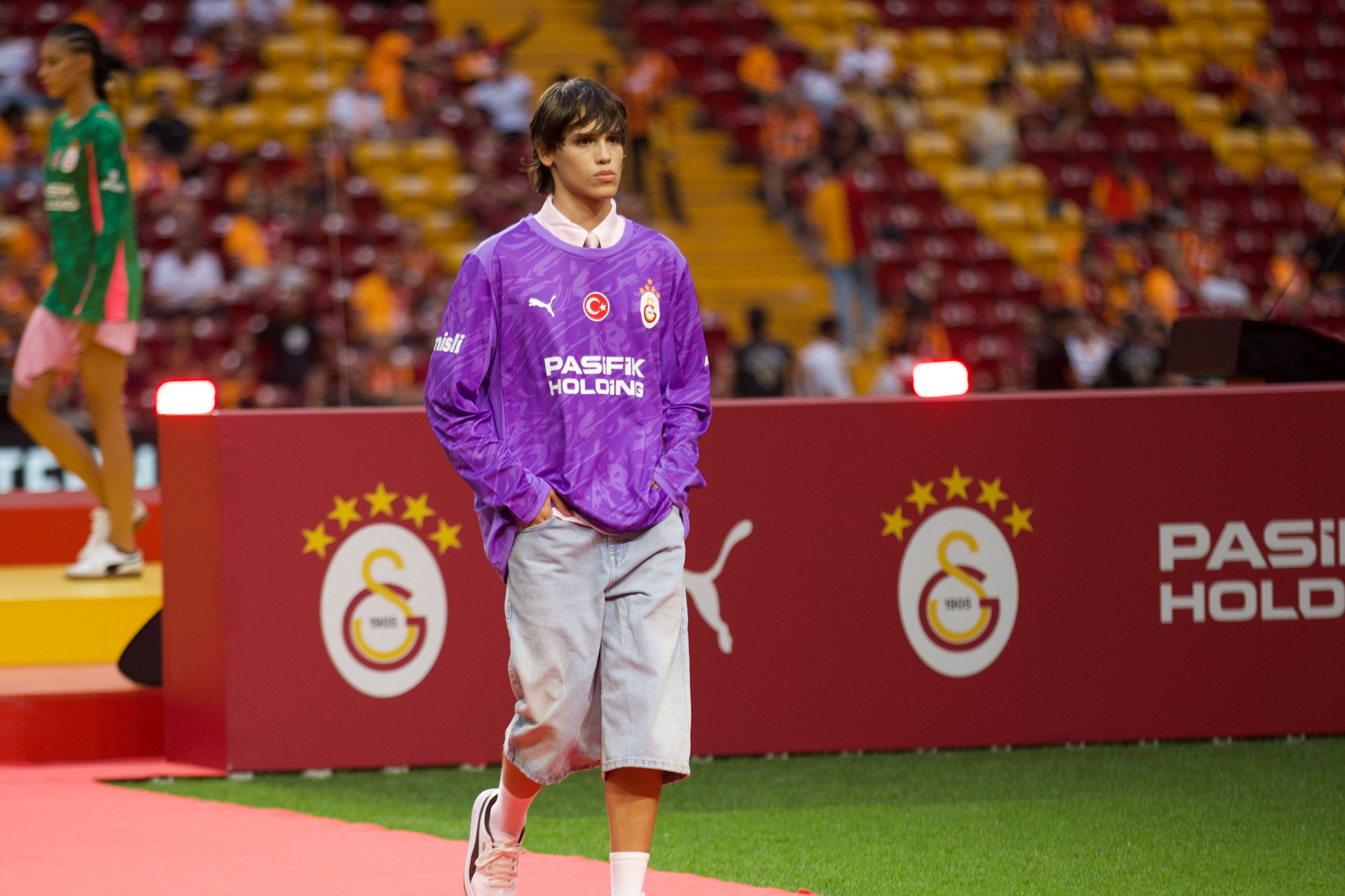 Galatasaray'da tarihi tören! Osimhen ve Sane imzayı attı Galatasaray'da tarihi tören! Osimhen ve Sane imzayı attı - 4. Resim