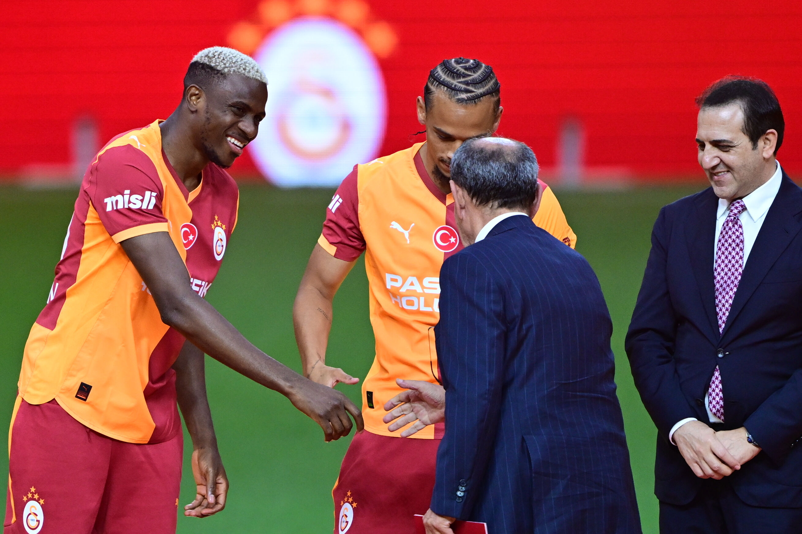 Galatasaray'da tarihi tören! Osimhen ve Sane imzayı attı Galatasaray'da tarihi tören! Osimhen ve Sane imzayı attı - 1. Resim