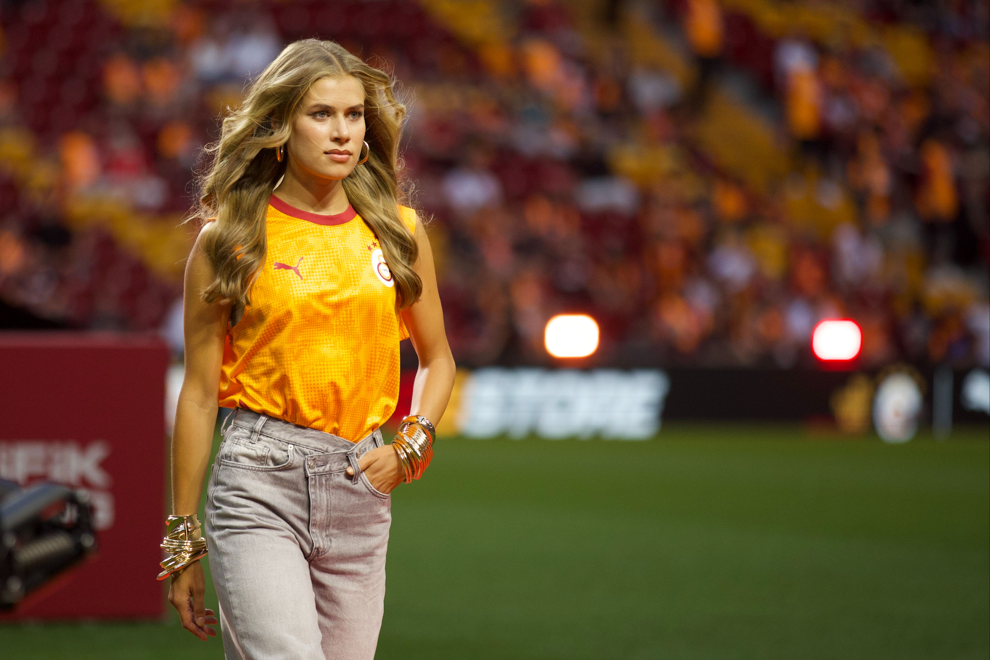 Galatasaray'da tarihi tören! Osimhen ve Sane imzayı attı Galatasaray'da tarihi tören! Osimhen ve Sane imzayı attı - 3. Resim