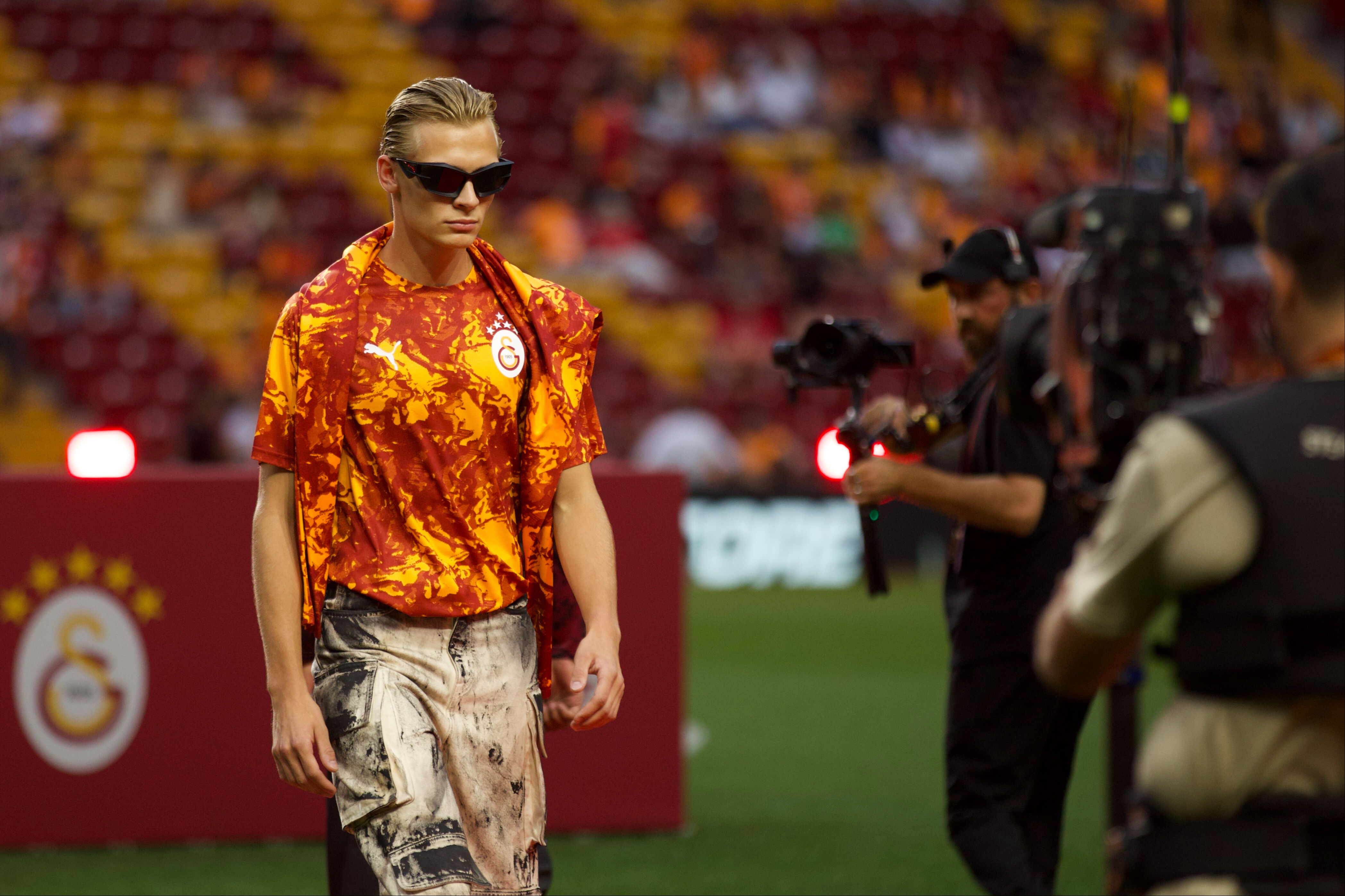 Galatasaray'da tarihi tören! Osimhen ve Sane imzayı attı Galatasaray'da tarihi tören! Osimhen ve Sane imzayı attı - 5. Resim