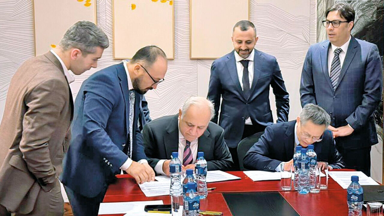İhlas Holding ve PowerChina arasında Kırgızistan’da stratejik iş birliği! Bişkek’teki Orta Asya Investment Holding binasında yapılan dörtlü iş birliği anlaşmasına Orta Asya Investment Holding Başkan Vekili Haluk Sur, POWERCHINA Euroasia Başkanı Liu Shaoquan, SemArco LLP Genel Direktörü Damianos Efthymiadis ve POWERCHINA Euroasia Başkan Vekili Christopher Tam imza attı. Toplantıda Orta Asya Investment Holding Yönetim Kurulu Üyesi Selçuk Gezer de hazır bulundu.