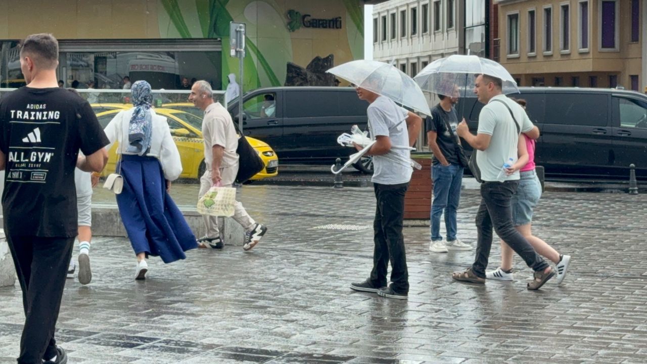 İstanbul’da yağmur sürprizi! Hazırlıksız yakalandılar İstanbul’da yağmur sürprizi! Hazırlıksız yakalandılar