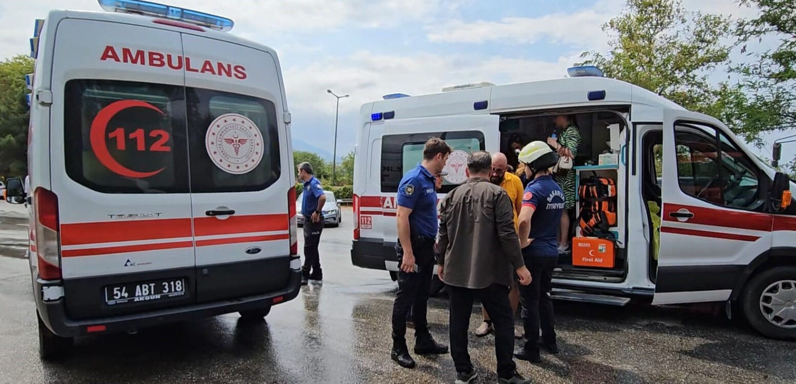 Kamyonetle cip çarpıştı! Çok sayıda yaralı var Kamyonetle cip çarpıştı! Çok sayıda yaralı var - 1. Resim