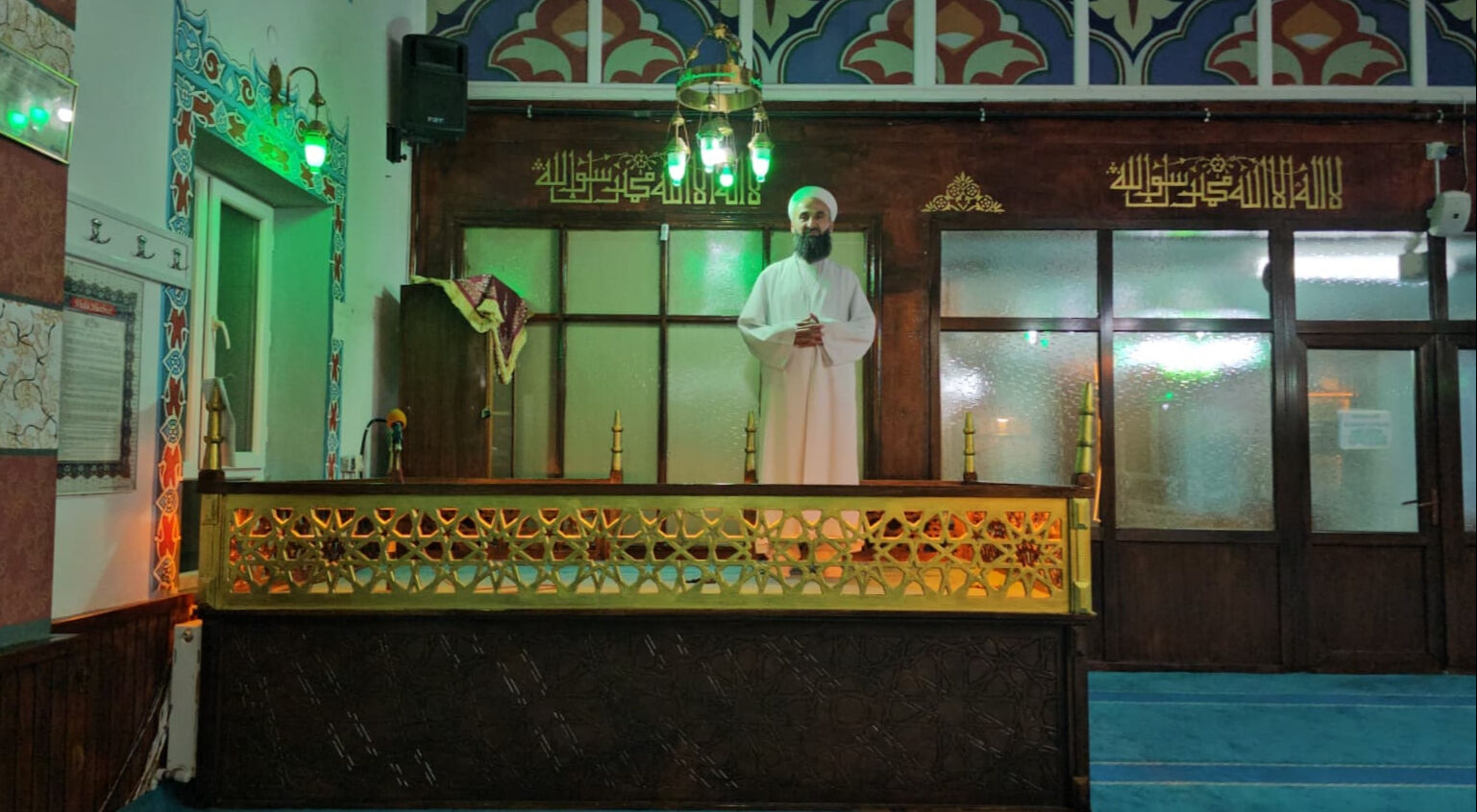 Namaz kılan imamdan müthiş kahramanlık! Küçük çocuğun hayatını son anda kurtardı - 2. Resim