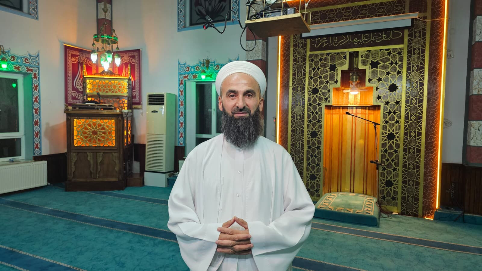 Namaz kılan imamdan müthiş kahramanlık! Küçük çocuğun hayatını son anda kurtardı - 3. Resim