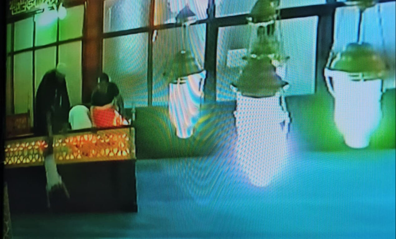 Namaz kılan imamdan müthiş kahramanlık! Küçük çocuğun hayatını son anda kurtardı - 1. Resim