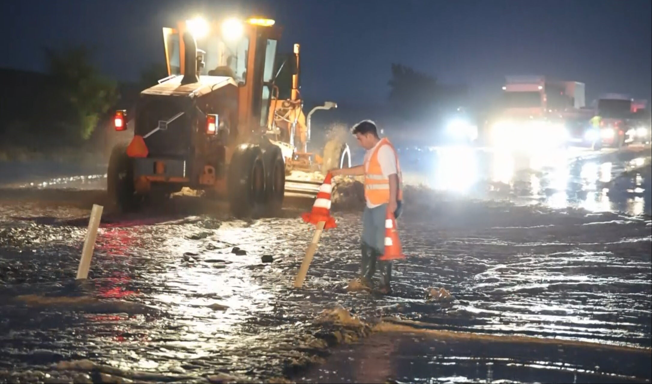 Ortalık bir anda göle döndü! Aksaray-Nevşehir karayolunu sel vurdu, trafik kapandı Ortalık bir ana göle döndü! Aksaray-Nevşehir karayolunu sel vurdu, trafik kapandı - 1. Resim