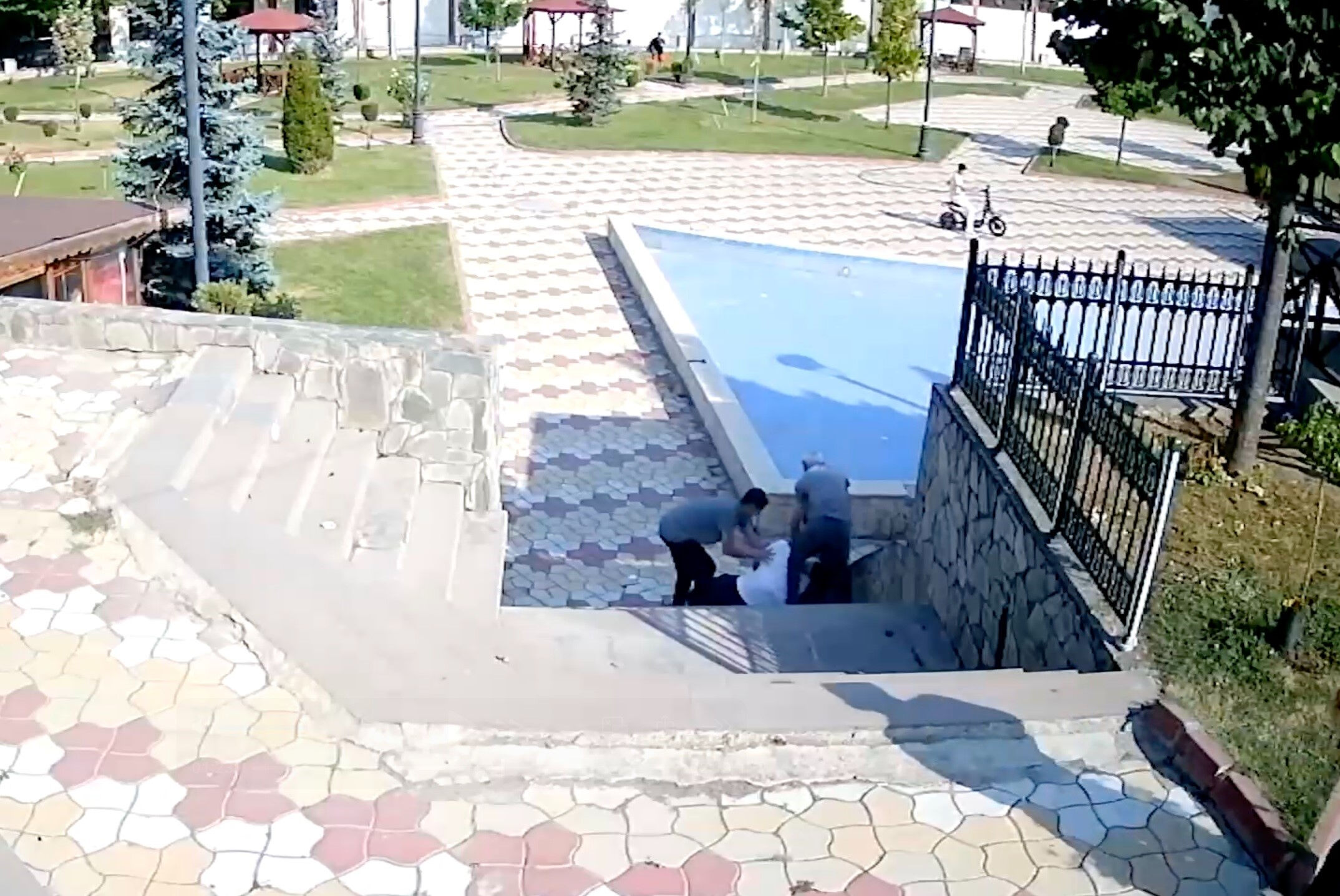 Parktaki çiftin uygunsuz hareketlerini uyaran muhtarın başına gelmeyen kalmadı! "Bıçağı vurunca 8 dikiş atıldı" Parktaki çiftin uygunsuz hareketlerini uyaran muhtarın başına gelmeyen kalmadı! "Bıçağı vurunca 8 dikiş atıldı" - 1. Resim