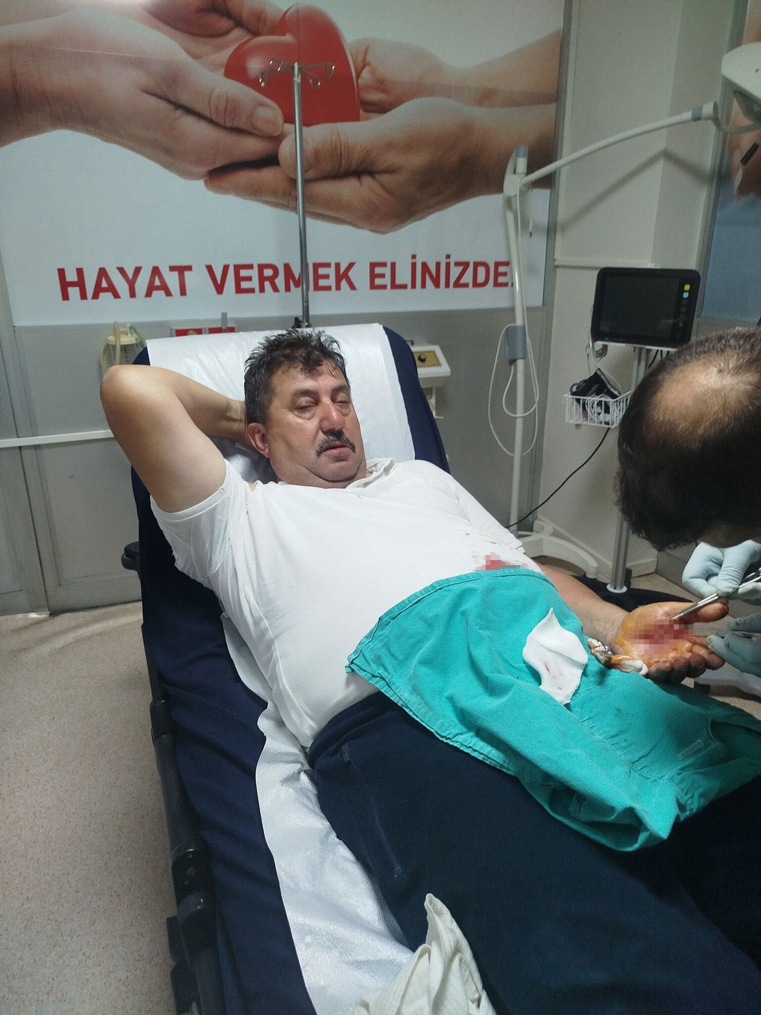 Parktaki çiftin uygunsuz hareketlerini uyaran muhtarın başına gelmeyen kalmadı! "Bıçağı vurunca 8 dikiş atıldı" Parktaki çiftin uygunsuz hareketlerini uyaran muhtarın başına gelmeyen kalmadı! "Bıçağı vurunca 8 dikiş atıldı" - 4. Resim