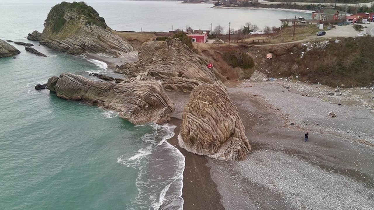 Sinop’ta olumsuz hava şartları nedeniyle denize girmek yasaklandı Sinop’ta olumsuz hava şartları nedeniyle denize girmek yasaklandı