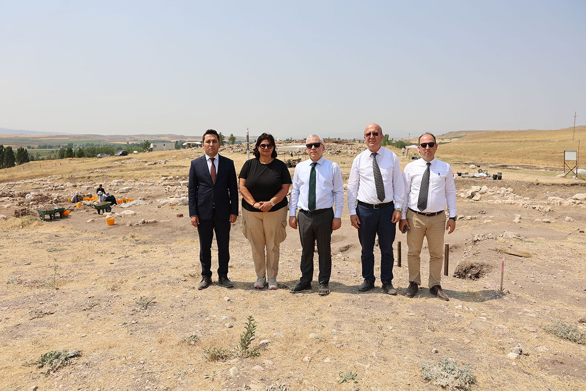 Son Hitit kralının mührü Külliye yolunda! Binlerce yıllık 4 eser ilk defa görülecek Son Hitit kralının mührü Külliye yolunda! Binlerce yıllık 4 eser ilk defa görülecek - 1. Resim