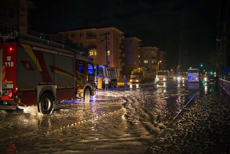 Türkiye kavrulurken başkenti sel vurdu! Araçlar yolda mahsur kaldı - 1. Resim