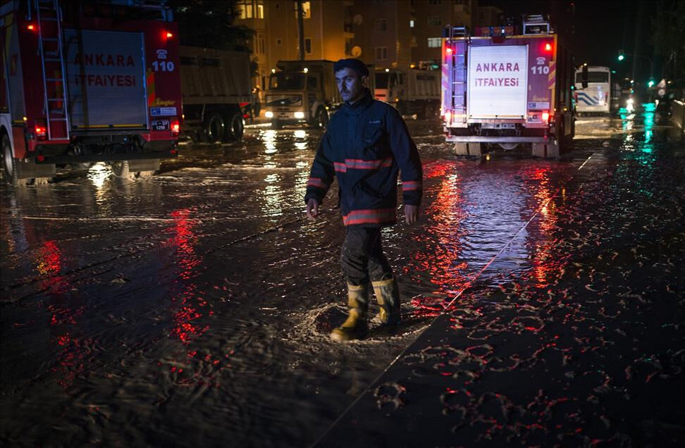 Türkiye kavrulurken başkenti sel vurdu! Araçlar yolda mahsur kaldı - 2. Resim
