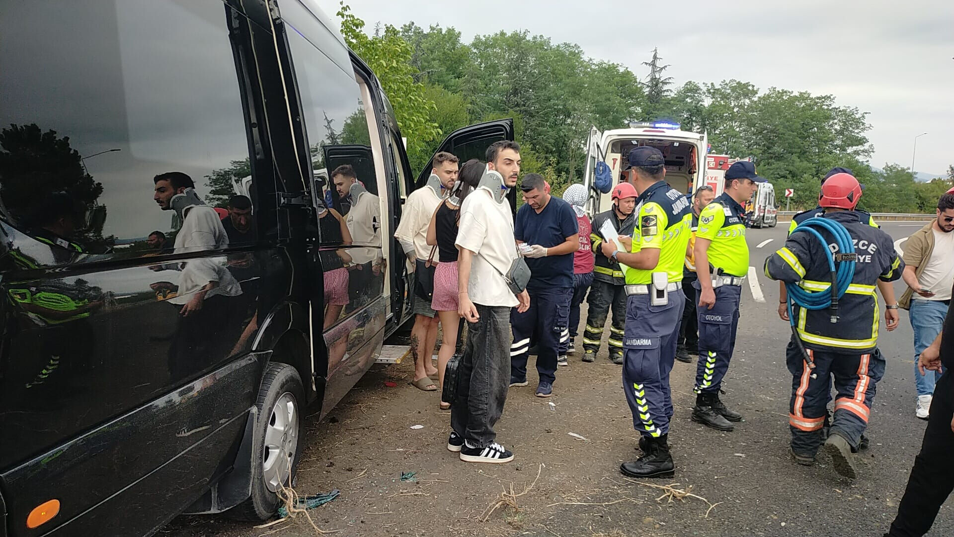 Ünlü müzisyeni taşıyan araç bariyerlere ok gibi saplandı! Çağan Şengül dahil 7 kişi yaralandı Ünlü müzisyeni taşıyan araç bariyerlere ok gibi saplandı! Çağan Şengül dahil 7 kişi yaralandı - 2. Resim